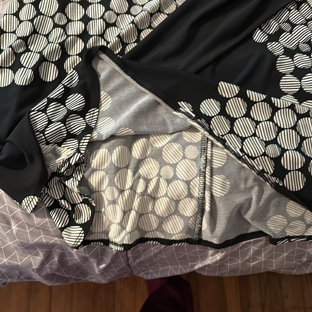 Three-quarter sleeve black pho wrap mid length dress.. unlined - Picture 4 of 4